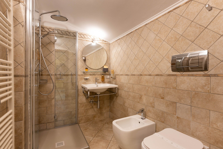 Bathroom 5, Castrum Wine Relais, Verona