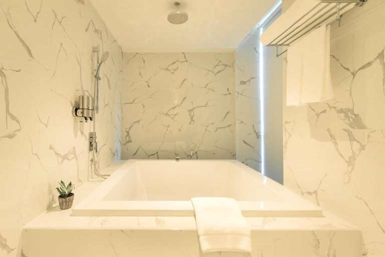 Bathroom 5, ZAZZ Urban Bangkok, Huai Kwang