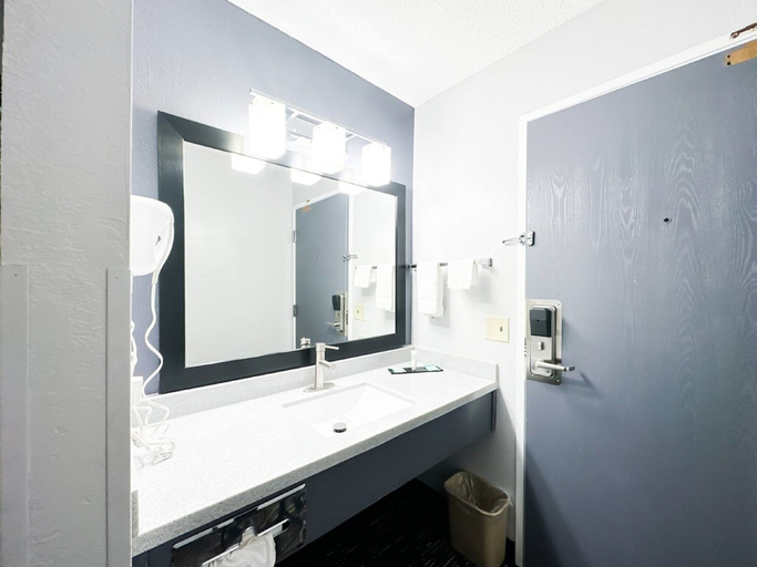 Bathroom 5, Blaine Town Inn & Suites, Anoka