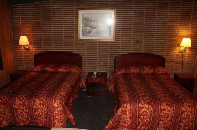Bedroom 3, Scottish Inn, Amherst
