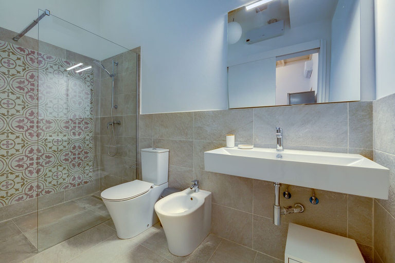 Bathroom, Central 1BR Apartment in Valletta