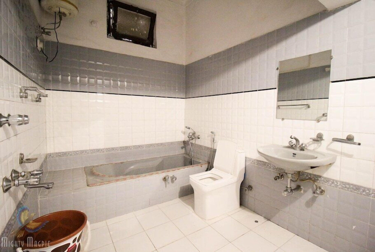 Bathroom, Hotel Babua Hyness, Hardwar