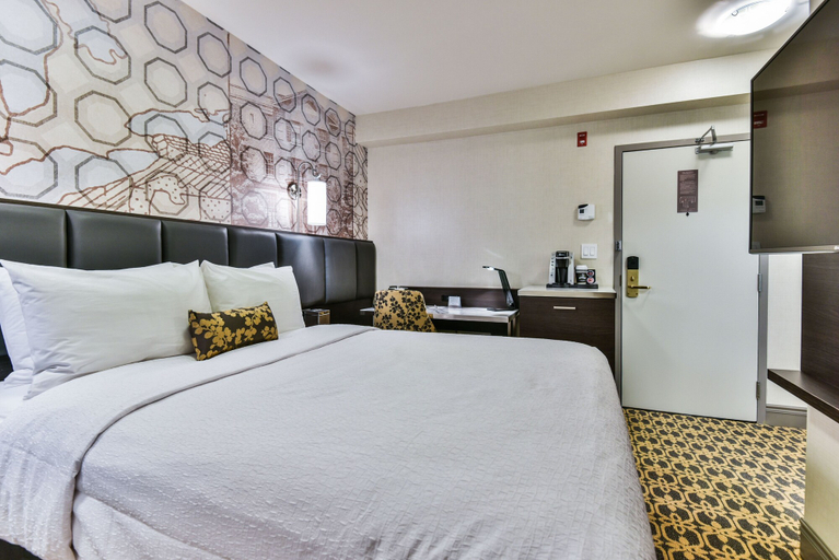 Bedroom 3, The Champlain Waterfront Hotel, an Ascend Collection Hotel, Simcoe
