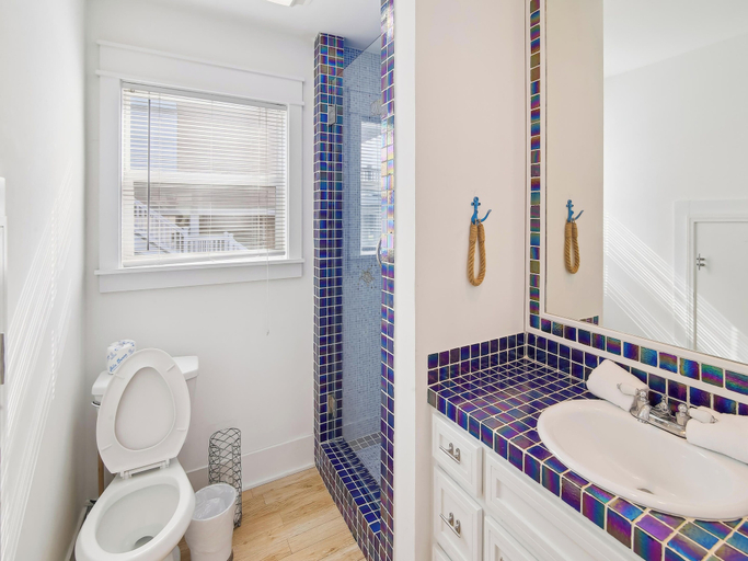Bathroom 3, Discovery Bayhouse, Galveston