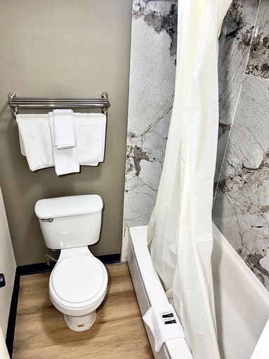 Bathroom 4, Super 8 by Wyndham Blythe, Riverside