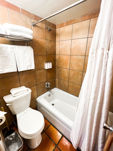 Bathroom 3, Big Horn Lodge, Grand