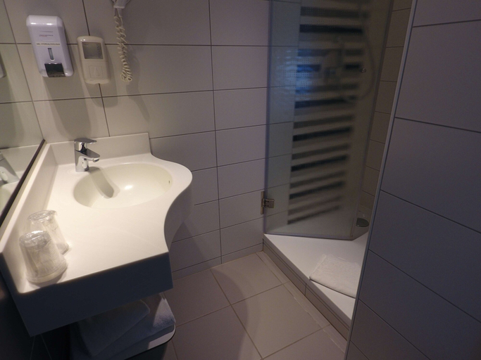 Bathroom 5, Kyriad Direct Limoges Nord, Haute-Vienne