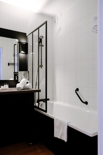 Bathroom 5, Les Jardins De Deauville, Calvados