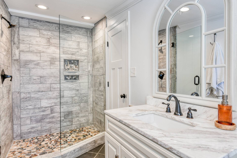 Bathroom 4, Sunset Dreams, Saint Johns