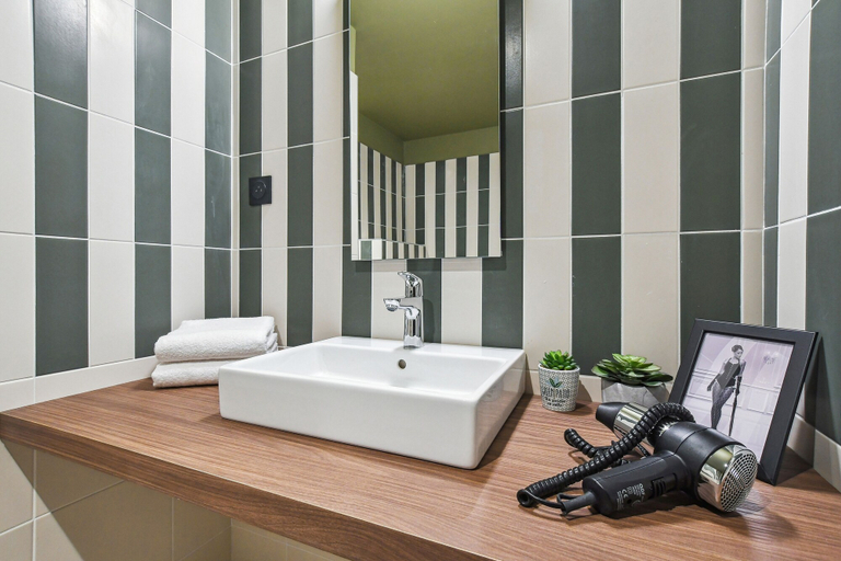 Bathroom 5, JOST Hotel Montpellier Centre St Roch, Hérault