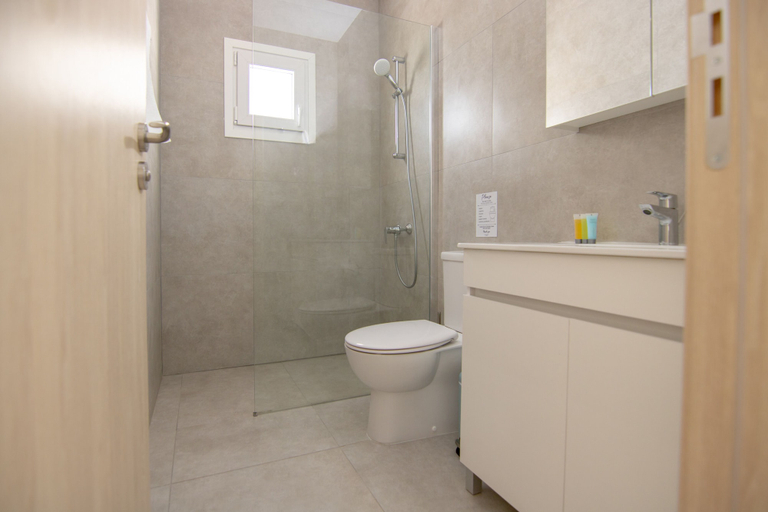 Bathroom, Phaedrus Living Napa Blue Luxury Flat