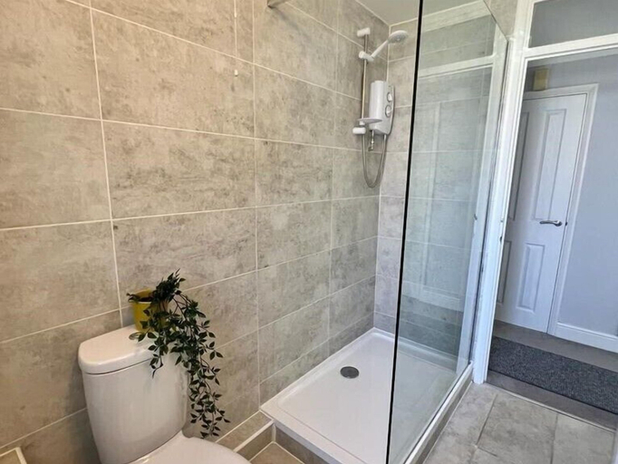 Bathroom 4, Sunny 2-Bedroom flat in Hoddesdon, Hertfordshire