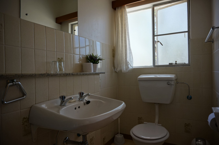 Bathroom 4, Omaruru Guesthouse, Omaruru