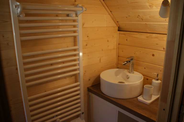 Bathroom 5, Les Cabanes du Grand Nord, Loire