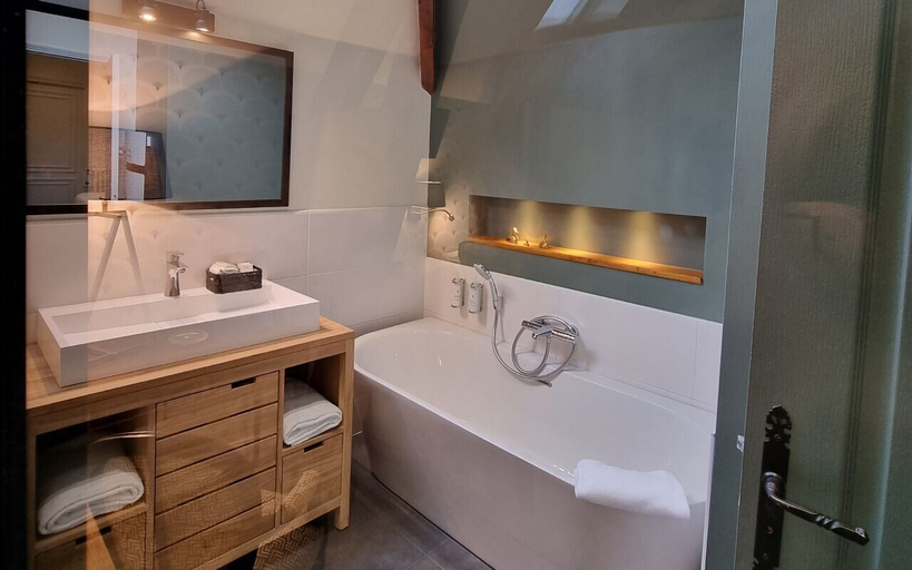 Bathroom 4, Manoir d'Hautegente, Dordogne