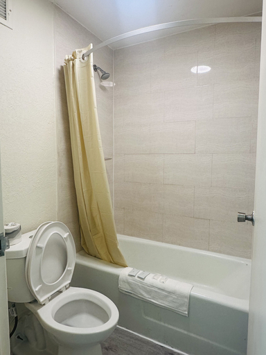 Bathroom 4, Rodeway Inn Silver Springs - Ocala East, Marion