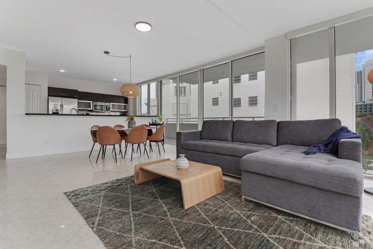 Others 5, Roami at Sunny Isles, Miami-Dade