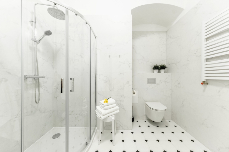Bathroom 3, Rynek 10 Apartments, Lublin City