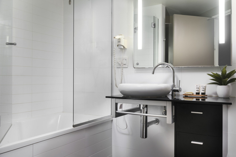 Bathroom 3, Grand Hotel and Apartments Townsville, South Townsville