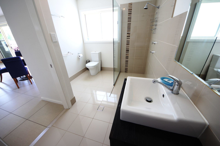 Bathroom, Geckos at South West Rocks, Kempsey