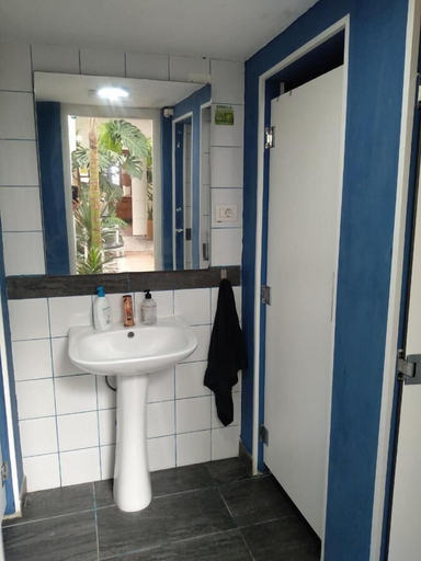Bathroom 4, Puerto Nest Hostel, Santa Cruz de Tenerife