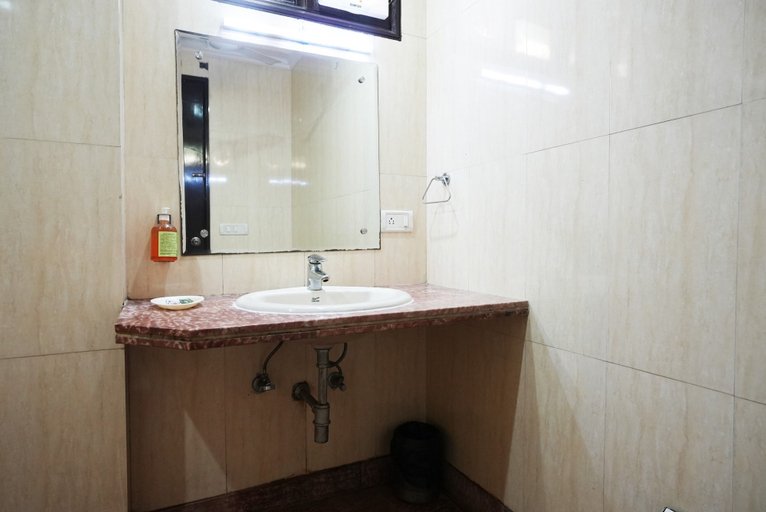 Bathroom 3, Hotel S&B East Inn, Delhi