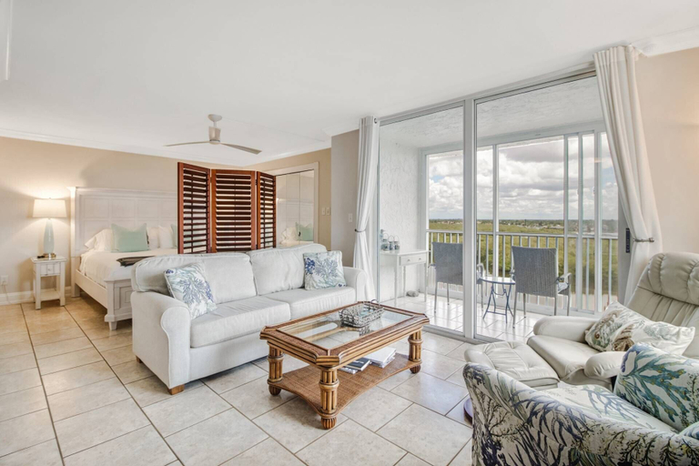 Exterior 3, Beach & Tennis 5001, Collier