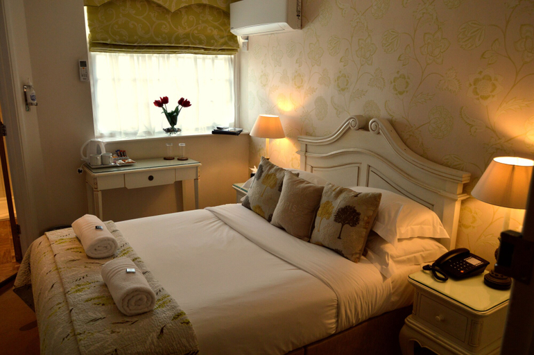 Bedroom 3, Le Bouchon Brasserie & Hotel, Essex