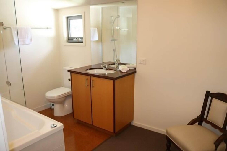 Bathroom, Bright Woodlands Retreat, Alpine - East
