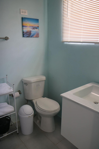 Bathroom 3, Mavs Combate Beach Club