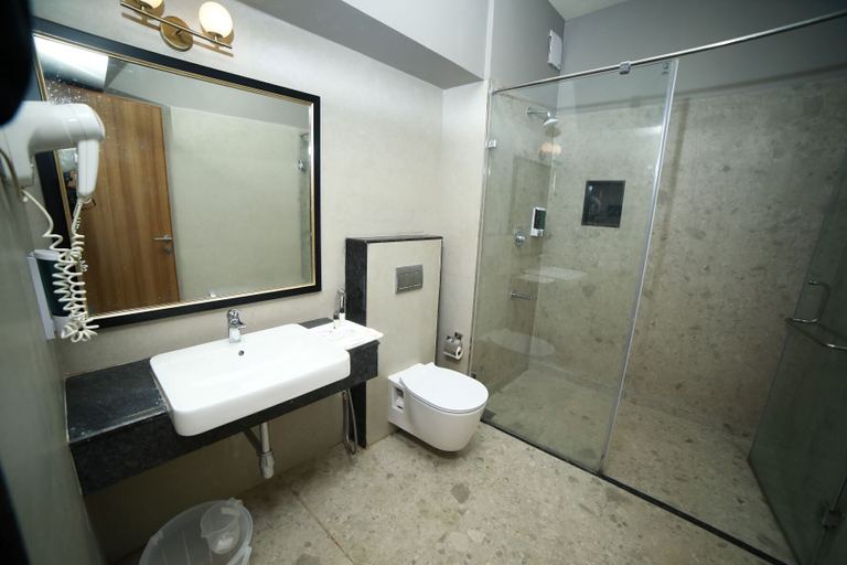 Bathroom 4, Grand Palace Hotel & Spa, Salem