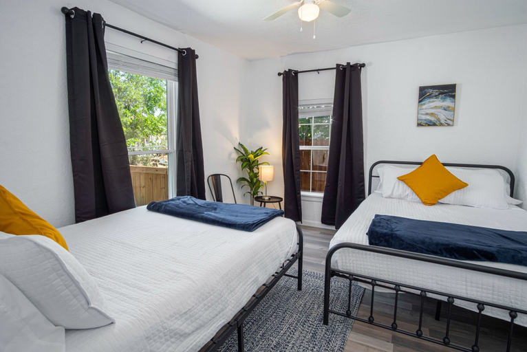 Bedroom 2, Charming 4br/2ba Only 5 Mins Downtown & Riverwalk, Bexar