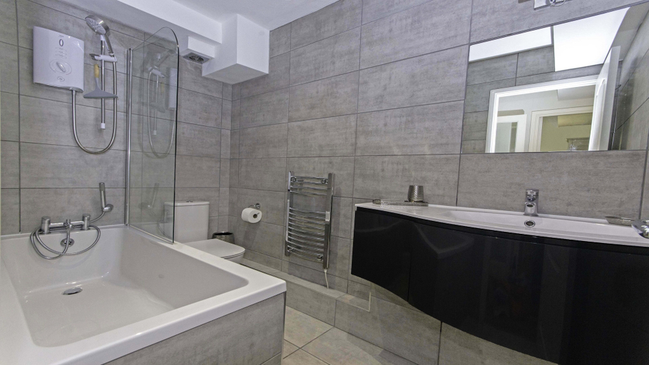 Bathroom, Clifton Court Apt 19 With Heated Pool, Devon