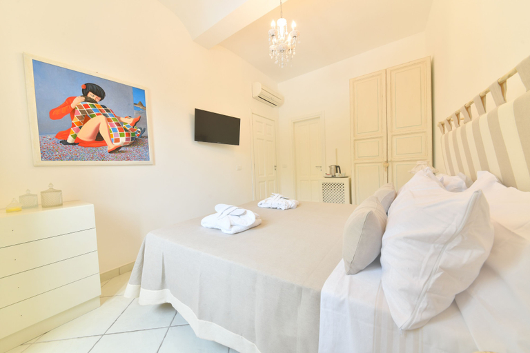 Bedroom 5, Queen Suite, Napoli