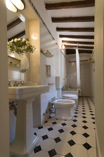 Bathroom 4, Loggiato dei Serviti, Florence