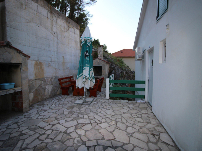 Others 5, Apartments Roza 1-2, Jelsa