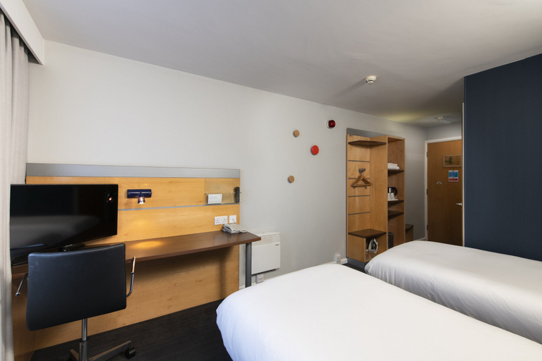 Bedroom 5, Holiday Inn Express NEWCASTLE GATESHEAD by IHG, Newcastle upon Tyne