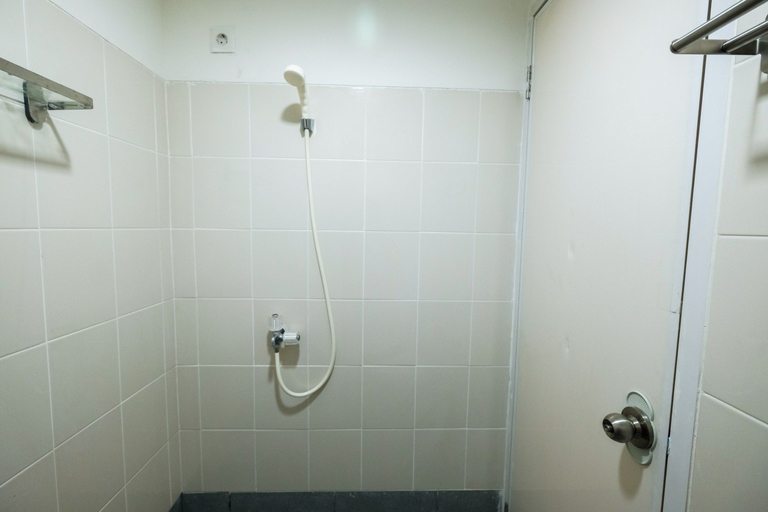 Bathroom 5, Modern Studio Akasa Pure Living BSD Apartment By Travelio, Tangerang Selatan
