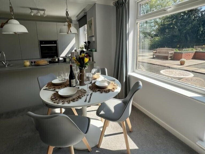 Others 5, Sunny 2-Bedroom flat in Hoddesdon, Hertfordshire