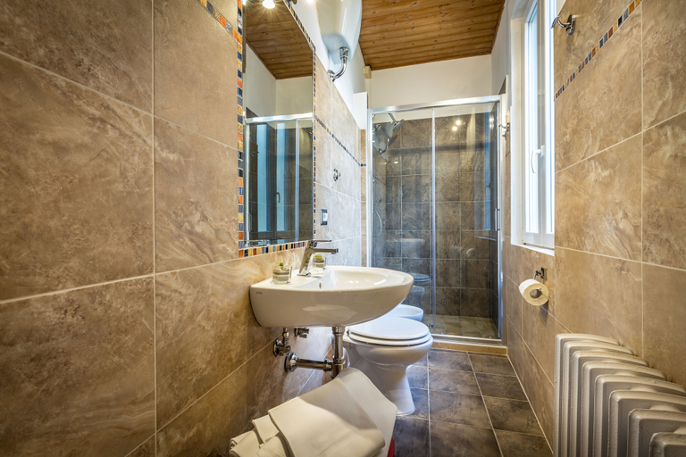 Bathroom 5, Hotel Ferretti, Florence