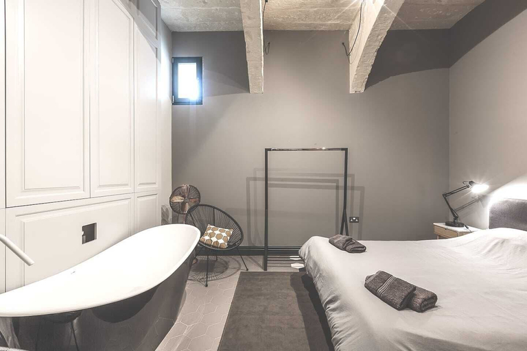 Bedroom 3, Rabat l.o. MDINA-THE BEDROOM-TUB