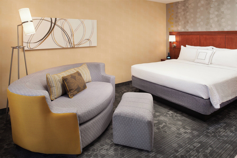 Bedroom 2, Courtyard by Marriott Chicago Deerfield, Cook