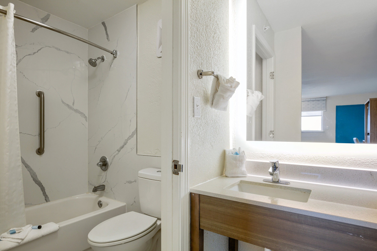 Bathroom 4, Beachside Resort Hotel, Baldwin