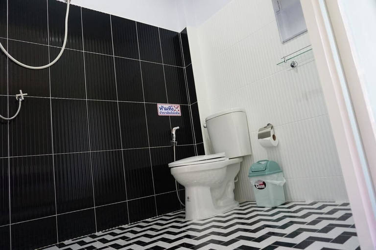 Bathroom 3, Meephawa Resort, Amphawa