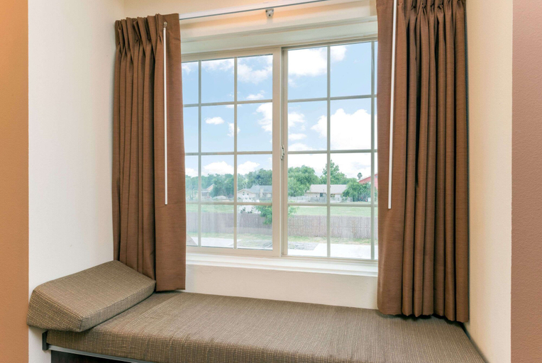 Bedroom 4, Microtel Inn and Suites Eagle Pass, Maverick