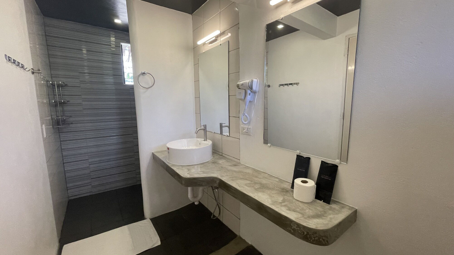 Bathroom 5, Footprints Beach Resort, San Andres