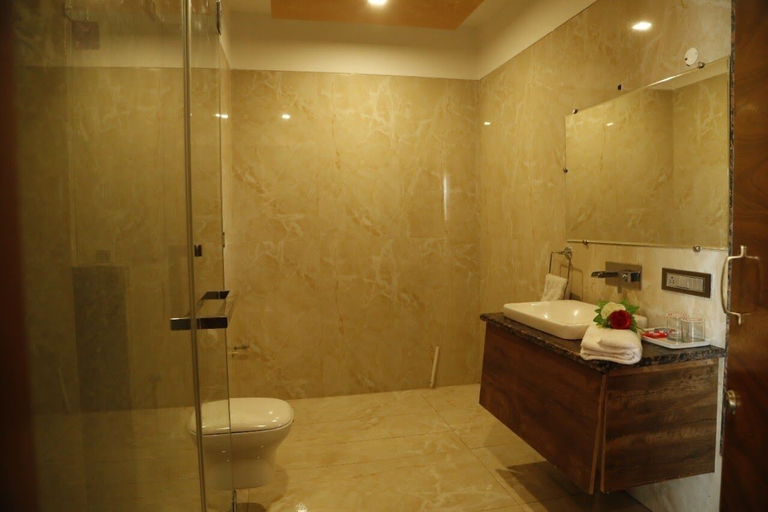 Bathroom 5, Hotel New York Plaza, Una