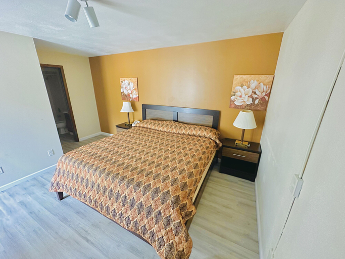 Bedroom 5, LA VILLA MOTEL, Lake