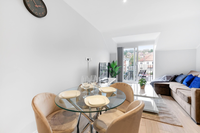Others 5, The Modern Apartments - 2 Bedroom with Parking by 360Stays, Buckinghamshire