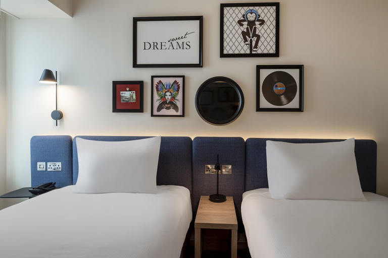 Bedroom 2, Hampton by Hilton London City, London